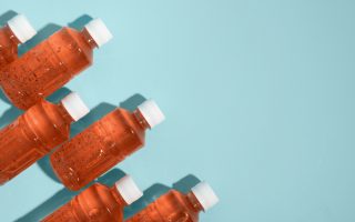 Vantagens dos frascos PET como embalagens: sustentabilidade e presença de marca