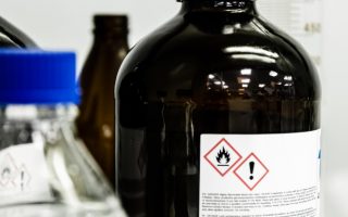 A importância de escolher o material certo em frascos para reagentes químicos