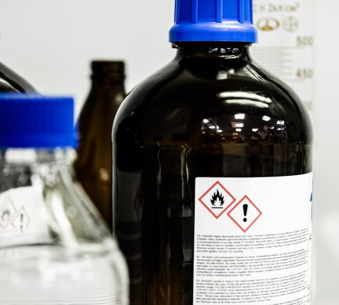 A importância de escolher o material certo em frascos para reagentes químicos
