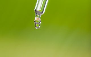 A embalagem conta-gotas está dominando os cosméticos e farmácias: entenda o porquê!