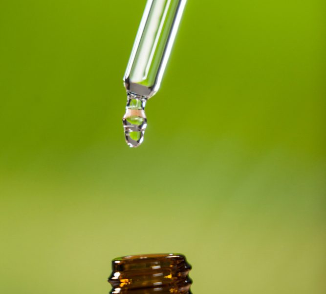 A embalagem conta-gotas está dominando os cosméticos e farmácias: entenda o porquê!